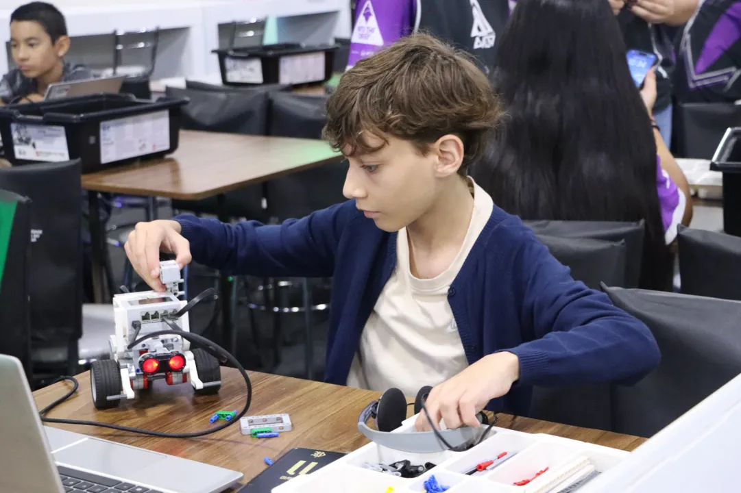 InovaRobô do Colégio Sesi leva oficinas de robótica e tecnologia para jovens no Pavilhão Smart Agro